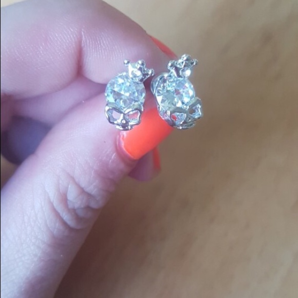 ONE HOUR SALE ❗️ Skull Earrings - Picture 2 of 3